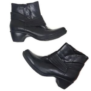 Clarks Bendables Size 8 Black Leather Ankle Bootie
